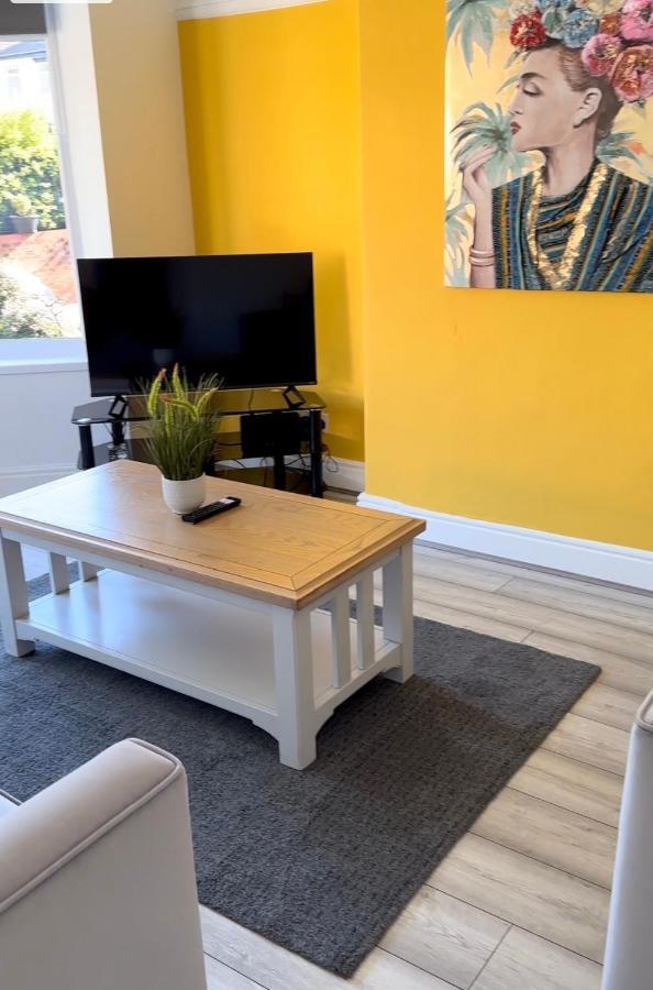 Special Rate For Bookings More Than 7 Nights, Warm Spacious Contractor House Near Liverpool City Centre Sleeps 8 Kitchen & Dining Room, Washing Machine Exterior foto