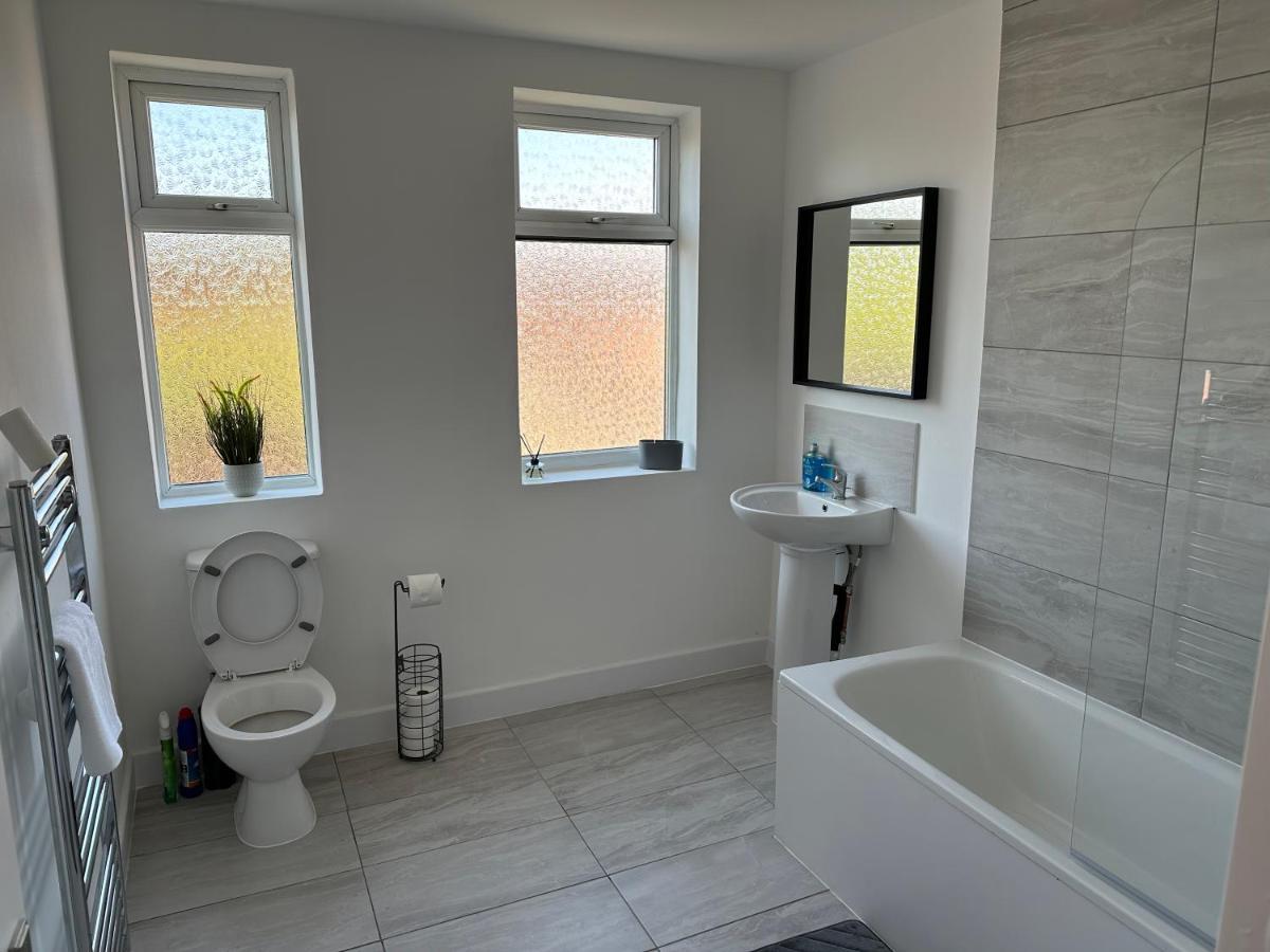 Special Rate For Bookings More Than 7 Nights, Warm Spacious Contractor House Near Liverpool City Centre Sleeps 8 Kitchen & Dining Room, Washing Machine Exterior foto