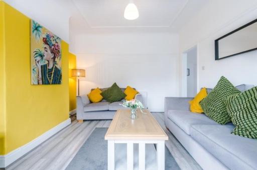 Special Rate For Bookings More Than 7 Nights, Warm Spacious Contractor House Near Liverpool City Centre Sleeps 8 Kitchen & Dining Room, Washing Machine Exterior foto