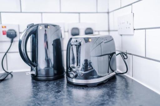 Special Rate For Bookings More Than 7 Nights, Warm Spacious Contractor House Near Liverpool City Centre Sleeps 8 Kitchen & Dining Room, Washing Machine Exterior foto