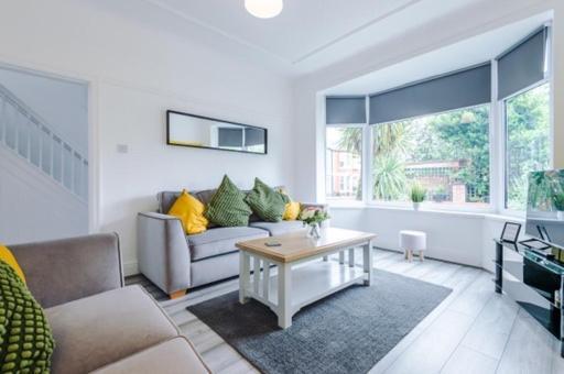 Special Rate For Bookings More Than 7 Nights, Warm Spacious Contractor House Near Liverpool City Centre Sleeps 8 Kitchen & Dining Room, Washing Machine Exterior foto