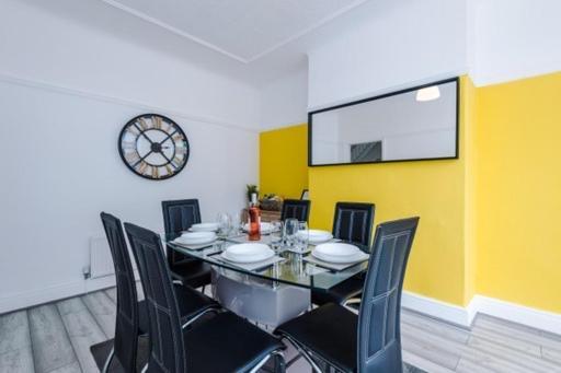Special Rate For Bookings More Than 7 Nights, Warm Spacious Contractor House Near Liverpool City Centre Sleeps 8 Kitchen & Dining Room, Washing Machine Exterior foto