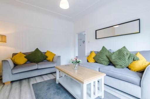 Special Rate For Bookings More Than 7 Nights, Warm Spacious Contractor House Near Liverpool City Centre Sleeps 8 Kitchen & Dining Room, Washing Machine Exterior foto