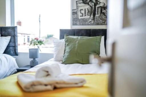 Special Rate For Bookings More Than 7 Nights, Warm Spacious Contractor House Near Liverpool City Centre Sleeps 8 Kitchen & Dining Room, Washing Machine Exterior foto
